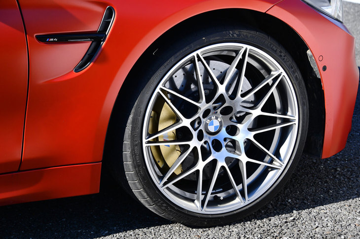 「スタースポークスタイリング666M」と名付けられた20インチ鍛造ホイール。試乗車はミシュランの「パイロットスーパースポーツ」を装着していた。