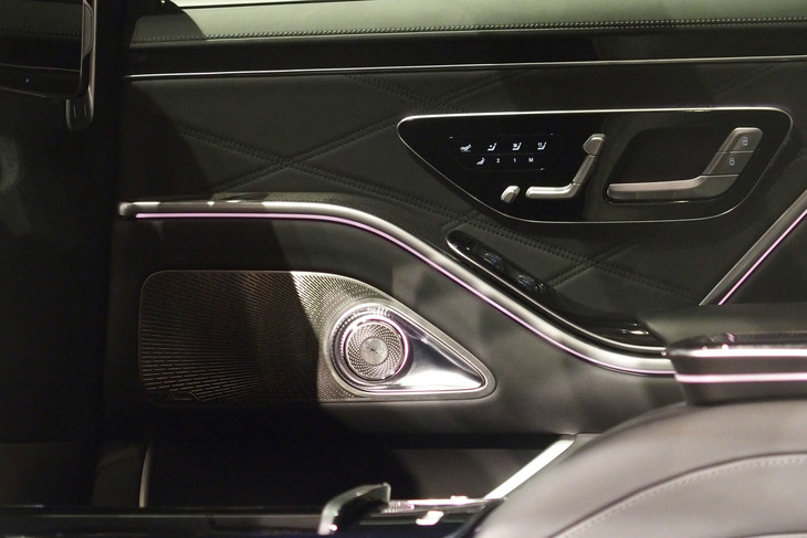 メルセデス・マイバッハSクラス（リアドアパネル）