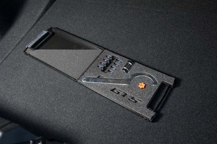 バケットシートの高さ調整ボルトと、サスペンションの調整工具は「GTS」のロゴ入りケースに収められている。