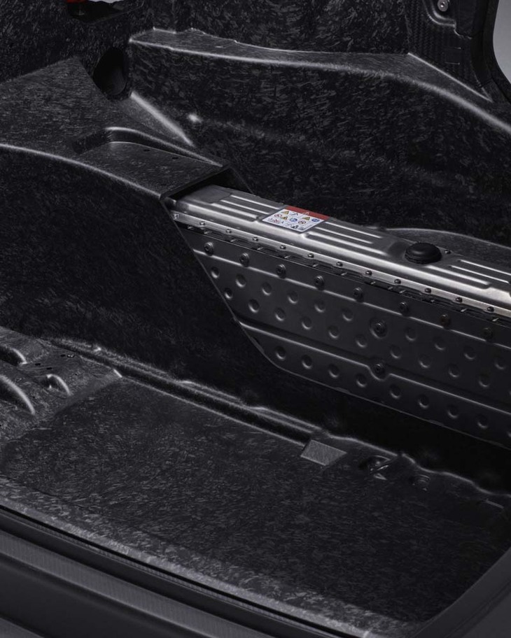 これまでトランスミッションが格納されていたセンタートンネル内は、新型車では、重量のかさむリチウムイオンバッテリーを置くスペースとなる。