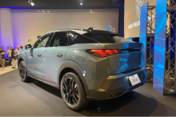 ボディーサイズは全長×全幅×全高＝4565×1895×1665mmで、ホイールベースは2730mm。フロントに対をなすように、立体造形となる3本のLEDリアコンビランプも採用される。