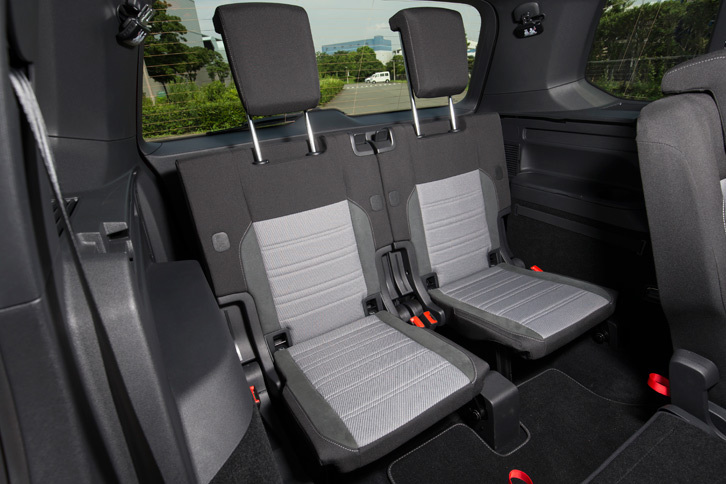 5：5分割可倒式の3列目シート。ショルダー部にあるレバーを引くだけで背もたれが倒れると同時に、座席が前方にスライドするイージーエントリー機構が2列目シートに採用されたことで、3列目の乗降性が大きく改善された。
	 