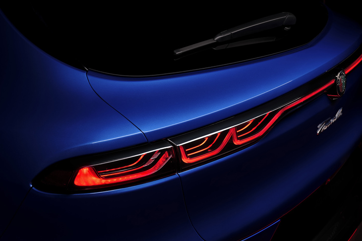 テールランプもヘッドランプに合わせ、3連式のデザインが採用されている。