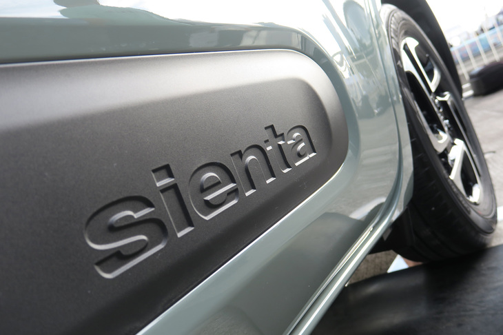 トヨタ・シエンタ ハイブリッドZ 7人乗り（サイドガーニッシュ）