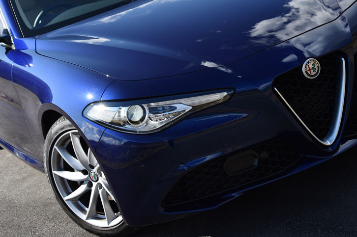 ボディー中央に向かって徐々に細くなる、独特な形状のヘッドランプユニットが、フロントマスクを特徴づけている。