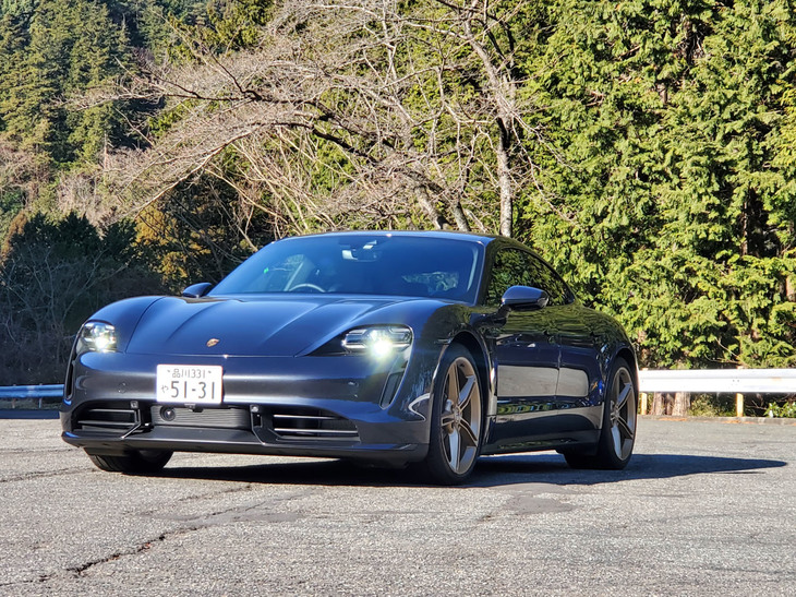 明るい場所で見た「タイカン」は、スタイリッシュな4ドアサルーンという印象。日本に導入されるタイカンは4種類で、今回試乗した「ターボ」は93.4kWhのバッテリーを搭載する上から2番目のグレードとなる。車両本体価格は2023万1000円ナリ。