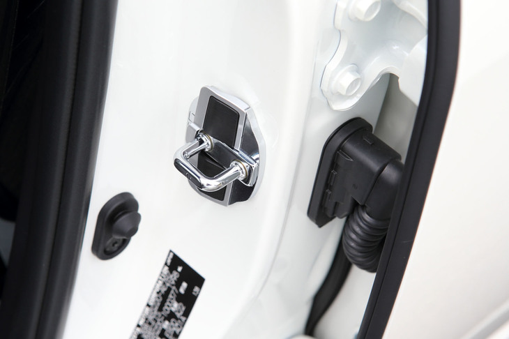 「ドアスタビライザー」はドアとボディーの間に生じるわずかな隙間を埋めることで、ボディー剛性を向上させるパーツ。より一体感のあるリニアなハンドリングを実現する。