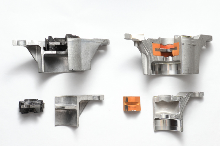 サスペンションにはより径の太いダンパーを装備するとともに、微小なストロークでも減衰を働かせるため、ウレタン製のブッシュを用いたトップマウントを採用した。