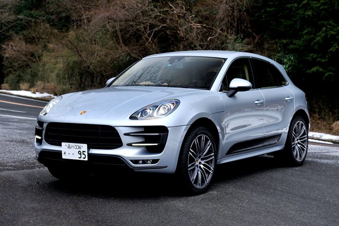 ポルシェ・マカン ターボ
    ボディーサイズ：全長×全幅×全高＝4700×1925×1625mm／ホイールベース：2805mm／車重：1980kg／駆動方式：4WD／エンジン：3.6リッターV6 DOHC 24バルブ ツインターボ／トランスミッション：7段AT／最高出力：400ps/6000rpm／最大トルク：56.1kgm/1350-4500rpm／タイヤ：（前）265/40R21 （後）295/35R21／価格：997万円