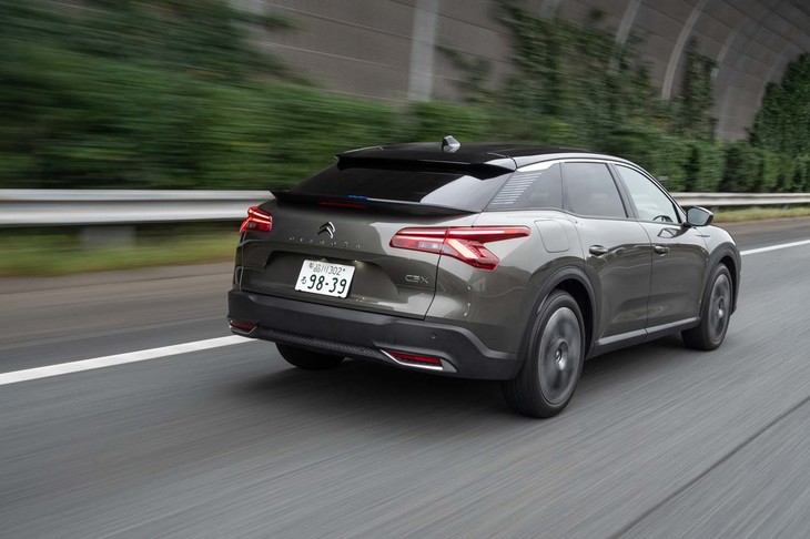 アダプティブクルーズコントロールやレーンキープアシストを標準装備。レーダーを使った後側方車両接近検知機能は検知範囲が最大75mにも達する。