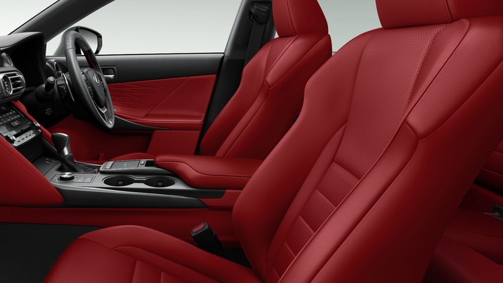 “Fスポーツ”専用の本革スポーツシート。