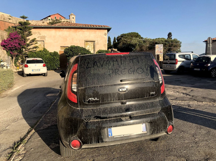 写真A。「私を洗って、お願い！」の落書きが。島の玄関口、ポルト・フェッライオで。