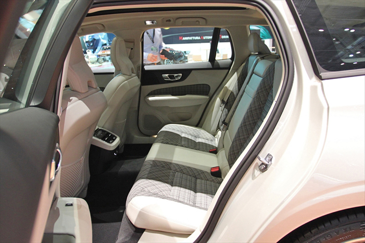 ボルボV60（リアシート）