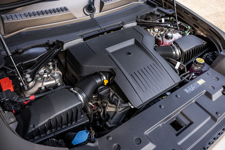 マイルドハイブリッド機構を持つ4.4リッターV8ツインターボガソリンエンジンは最高出力635PS、最大トルク750N・m（ダイナミックローンチモード使用時は800N・m）を発生する。