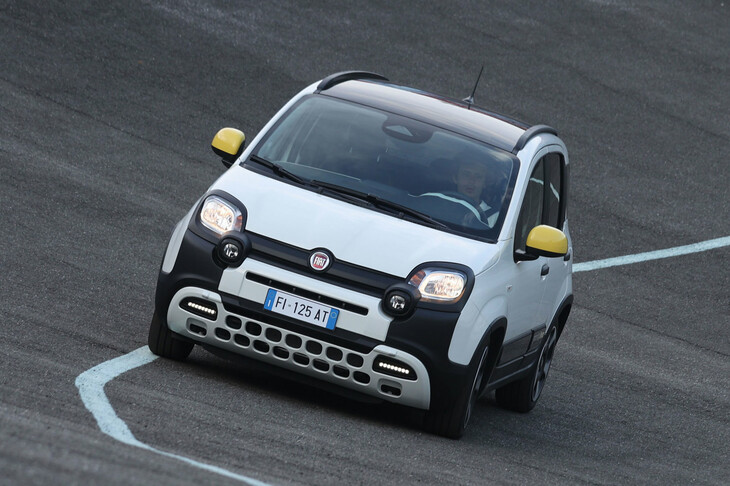 3代目「パンダ」は発売13年にもかかわらず、イタリア国内登録台数で首位を独走中。「バンディーナ」（小さなパンダ）という新たなネーミングとともに、少なくとも2027年までイタリア工場で継続生産される。