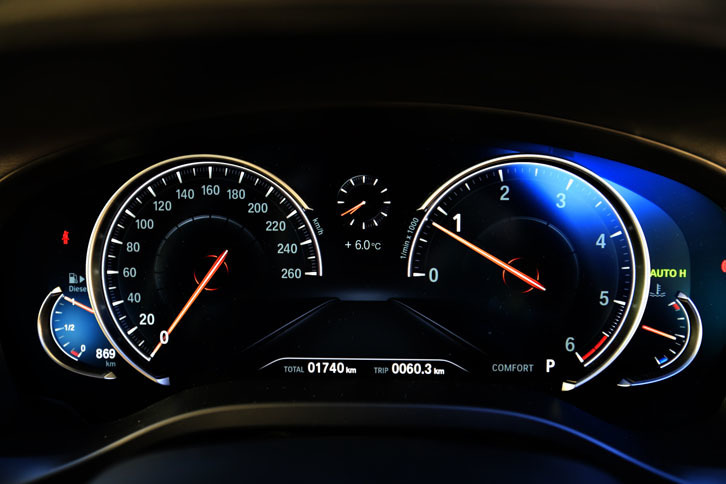 メーターパネルは12.3インチのフル液晶タイプを採用。表示パターンを変更できるが、速度計やエンジン回転計、燃料計などの表示位置は固定されている。