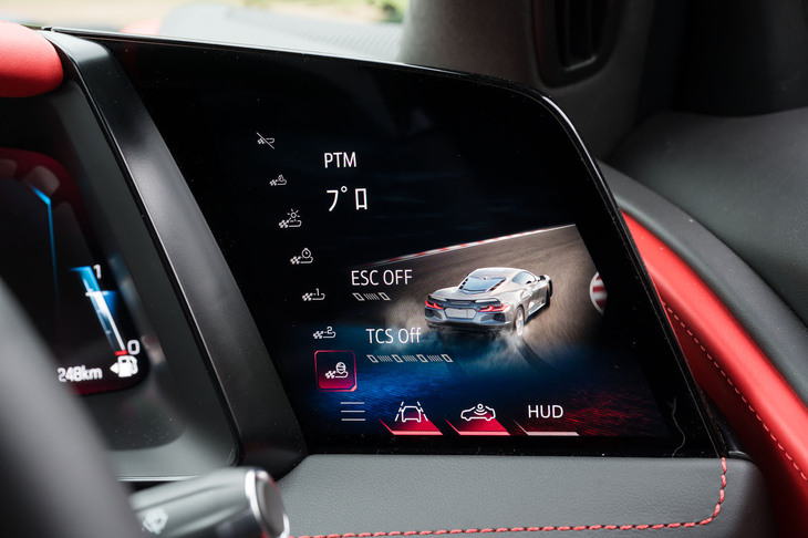 運転席右側のサブディスプレイは、走行距離等の情報表示に加え、「パフォーマンストラクションマネジメント（RTM）」やローンチコントロールの操作などにも使用。走行シーンに応じて介入度合いを調整できるPTMには、新たに「Proモード」が追加された。