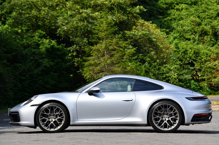 
	【ポルシェ911カレラのスペック】
	ボディーサイズ：全長×全幅×全高＝4519×1852×1300mm／ホイールベース：2450mm／車重：1515kg（DIN）／駆動方式：RR／エンジン：3リッター水平対向6 DOHC 24バルブ ターボ／トランスミッション：8段AT／最高出力：385PS（283kW）/6500rpm／最大トルク：450N・m（45.9kgf・m）/1950-5000rpm／タイヤ：（前）245/35ZR20 95Y／（後）305/30ZR21 104Y（グッドイヤー・イーグルF1アシンメトリック3）／燃費：9.0リッター/100km（約11.1km/リッター、欧州複合サイクル）／価格：1359万7222円
	
	【取材時の燃費データ】
	テスト距離：263.4km（市街地1：高速道路7：山岳路2）／使用燃料：41.2リッター（ハイオクガソリン）／参考燃費：6.4km/リッター（満タン法）／6.4km/リッター（車載燃費計計測値）
	