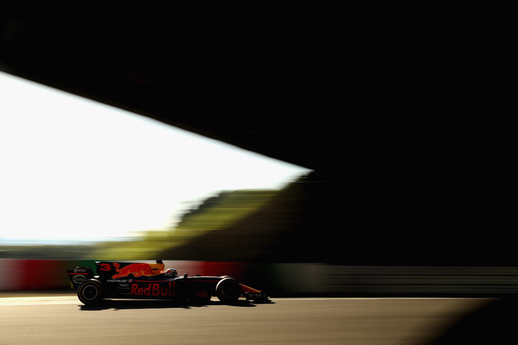 バーチャルセーフティーカー明けにエステバン・オコンのフォースインディアをオーバーテイク、3位表彰台をものにしたリカルド（写真）。残り数周、バルテリ・ボッタスのメルセデスが速いスーパーソフトタイヤで迫ってきたが、0.9秒差で抑え切った。意外にも鈴鹿では初ポディウムとなる。（Photo=Red Bull Racing）