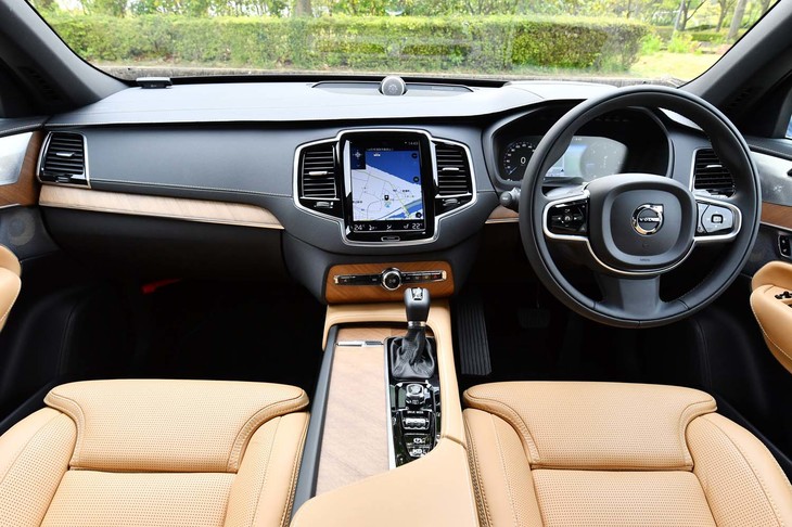 室内の物理的なボタンやスイッチ類は最小限にとどめられる。それらの機能はタッチパネル式のセンターディスプレイに集約されている。