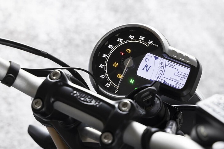 計器類はアナログの速度計とインフォメーションディスプレイの組み合わせで、後者はハンドルバーのスクロールボタンで表示の切り替えが可能だ。