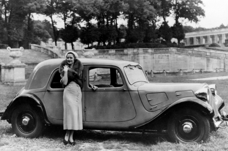 1934年に登場した「シトロエン7CV」。これ以前にも前輪駆動のクルマは存在したが、少量生産の特殊なクルマがほとんどで、量産・量販にこぎ着けたのは「トラクシオン アヴァン」が初だった。