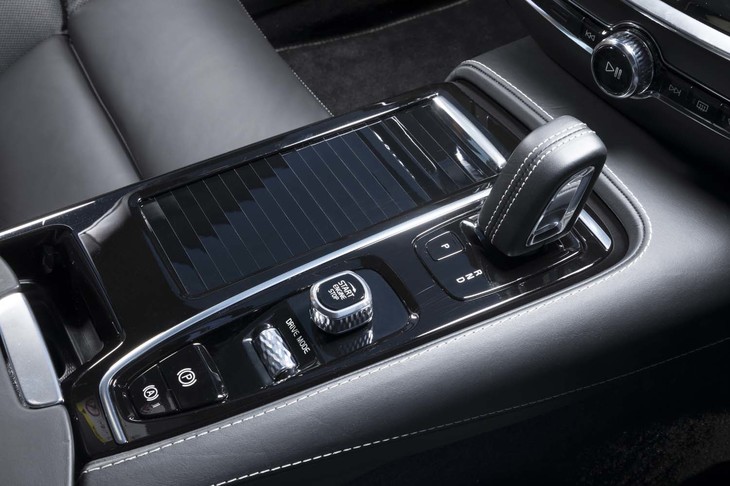 プラグインハイブリッドのボルボ車に共通するクリスタル製ではなく、レザー巻きの専用シフトセレクターを装備する。