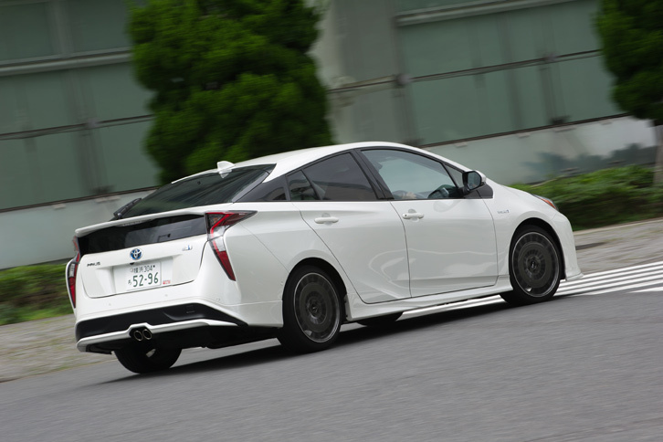 コーナリングに関しては、ステアリングを操作する際にドライバーが手に感じる重みと、実際の操舵（そうだ）量とがリニアな関係となるように足まわりをチューニングしたという。