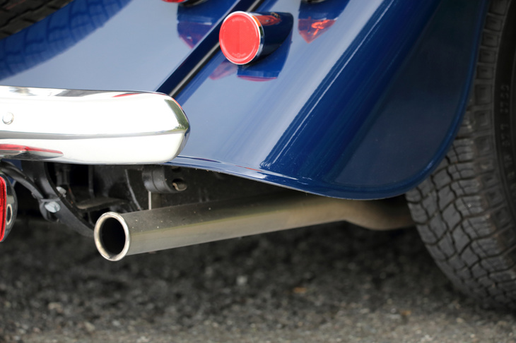 クラシカルなデザインと走り味が特徴の「モーガン4/4」だが、当然ながら排出ガスは日欧米の規制をクリア。安心して公道を走ることができる。