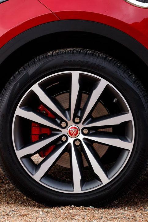 「EペースS」（D240）にも245/45R20サイズの「ピレリ・スコーピオンゼロ」タイヤが装着されていた。