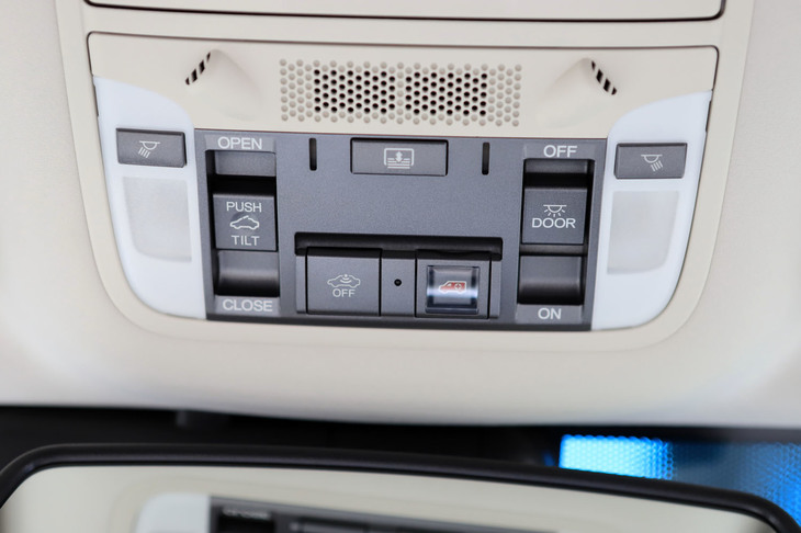 前席の頭上には、超音波センサー付きのセキュリティーアラームが備わる。不正な乗車を感知すると、専用のホーンとハザードランプを使って状況を知らせる。