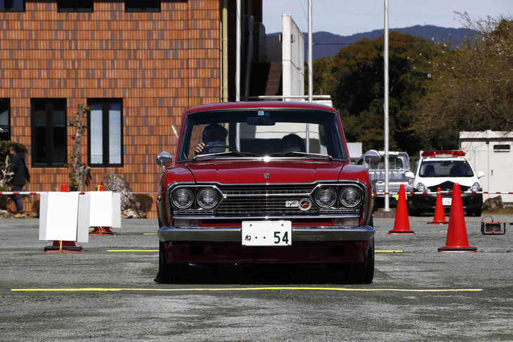 PC競技中の1968年「プリンス・スカイライン2000GT-B」。