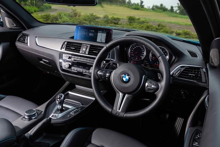 インストゥルメントパネルまわりは、デジタル化が進む最新のBMWモデルと比べるとややクラシック。ステアリングホイールには、パワートレインなどのカスタマイズモードを一発で呼び出せる「M1／M2」ボタンが備わる。