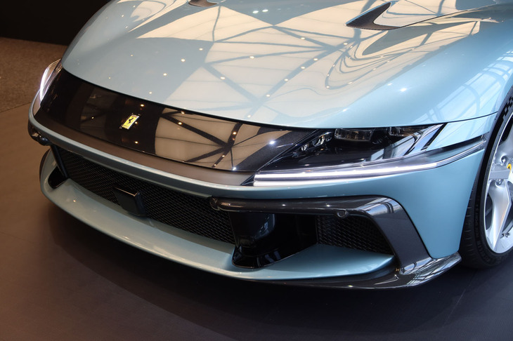 フロントまわりのデザインは、往年の名車「365GTB/4（通称：デイトナ）」をほうふつとさせる。