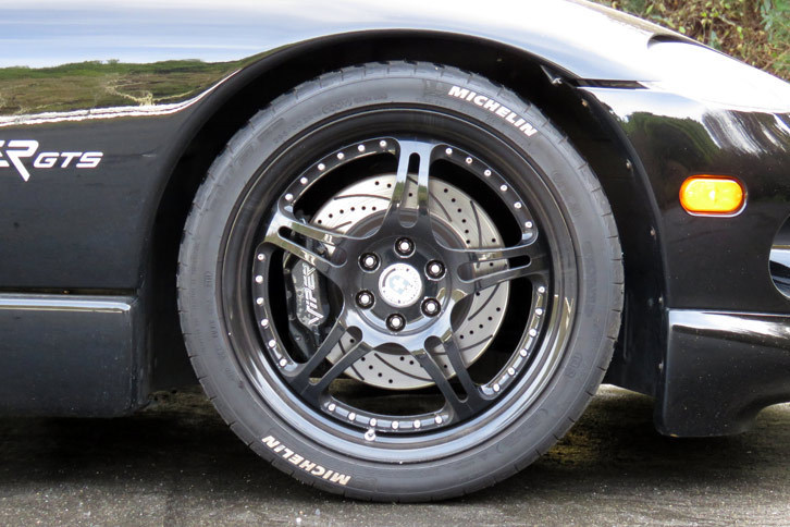 わが「バイパー」の装着タイヤは「ミシュラン・パイロットスポーツ」。残りのミゾは、およそ4割5分といったところ。