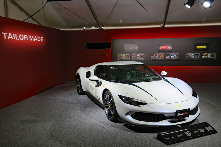 こちらはテーラーメイドのサービスを紹介するコーナー。他のプレミアムブランドと同様、フェラーリもオーナーが「世界で1台の愛車」を仕立てられるオーダーメイドプログラムを用意しているのだ。