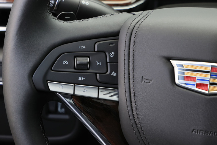 運転支援システムについては、全車速対応のアダプティブクルーズコントロールや、レーンキープアシスト、縦列駐車・並列駐車の両方に対応したパーキングアシストなどが搭載される。