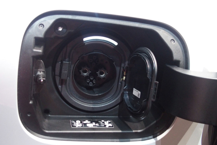 メルセデス・ベンツEQB350 4MATIC（急速充電用の給電口）