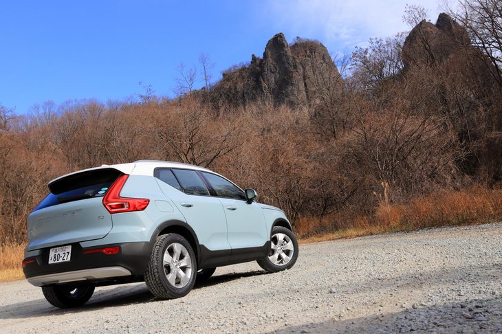 碓氷軽井沢ICで降りたら、高岩を背景に記念撮影。しかし、この感じだと軽井沢にも雪はなさそう。「アシュアランス ウェザーレディー」のウインター性能を体験するためには、やはり万座まで足を伸ばす必要がありそうです。