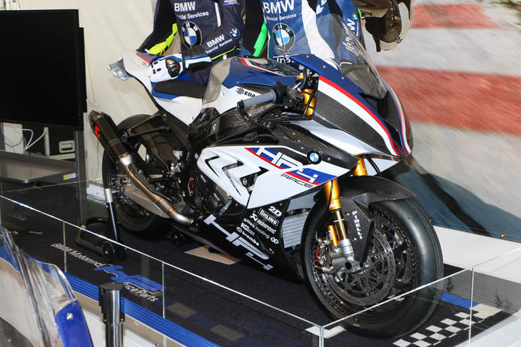 特別展示された「BMW HP4 RACE」。競技での使用を想定した全世界750台限定の高性能モデルで、215ps／120Nmを発生する999cc水冷並列4気筒エンジンを搭載。このエンジンをはじめ、サスペンションやブレーキなど、各所にスーパーバイク選手権で培った技術が盛り込まれている、まさに戦闘マシンだ。価格は1000万円。