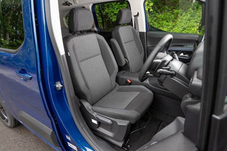 シートは地味なグレーのファブリックだが、薄い斜めのストライプとブルーのステッチがあしらわれている。