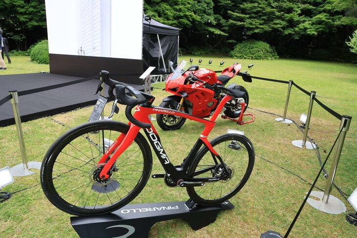 ピレリのタイヤを装着したイタリアンブランドの製品も展示されていた。こちらは自転車メーカー、ピナレロのフラッグシップモデル「ドグマF」。東京オリンピックで金メダルを獲得したチーム「イネオス・グレナディアス」も使用するロードバイクで、車体には東レの最高級カーボンを使用。お値段は完成車で184万8000円から。（写真：ピレリジャパン）