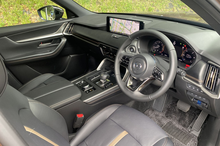 ナッパレザーがほどよい上質感を演出する「CX-80 XDハイブリッド ドライブエディション ナッパレザーパッケージ」のインテリア。北欧ブランドっぽい質感の高さが魅力だ。