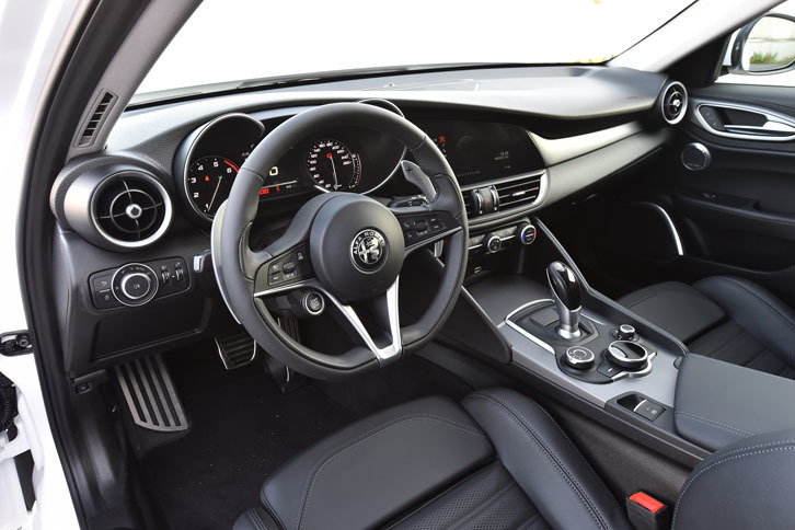 優雅な曲線で構成されるインストゥルメントパネル。中央部は若干運転席方向に傾けられている。