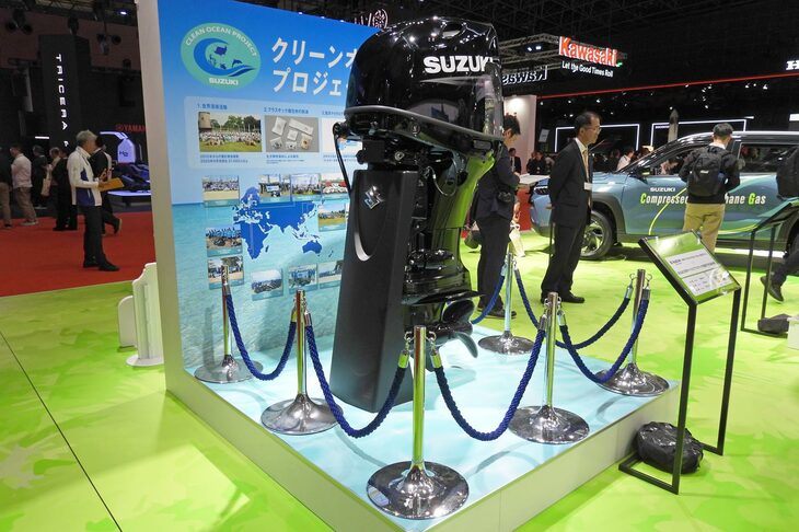 スズキクリーンオーシャンプロジェクトの展示より、マイクロプラスチック回収装置を搭載した船外機「DF140B」。