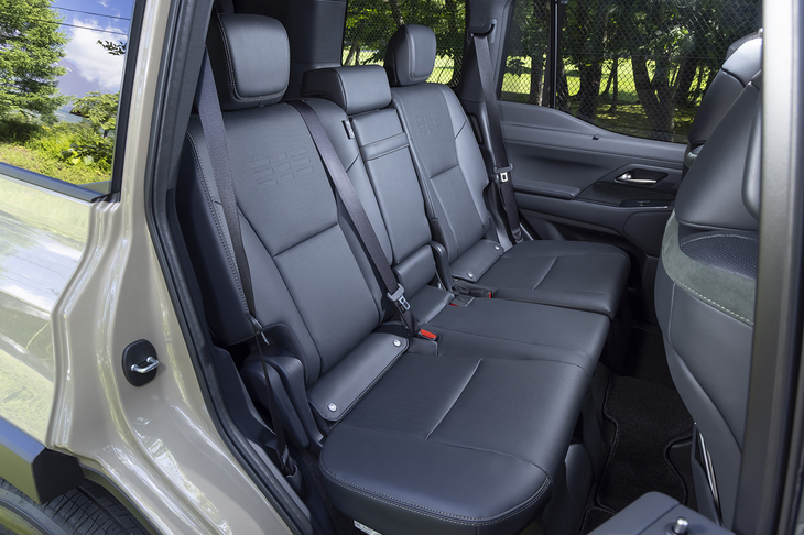 “オーバートレイル＋”は2列シート・5人乗りのみの設定。後席はタンブルアップして前に倒せる構造だ。