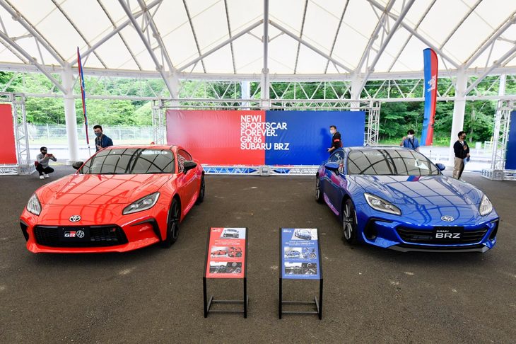 新型「スバルBRZ」（右）は2021年夏、「トヨタGR 86」（左）は同年秋に発売される予定だ。