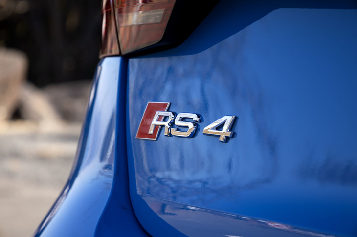 1994年に登場した“元祖RS”こと「アバントRS2」のDNAを受け継ぐワゴンモデルが「RS 4アバント」だ。車両本体価格は1250万円。