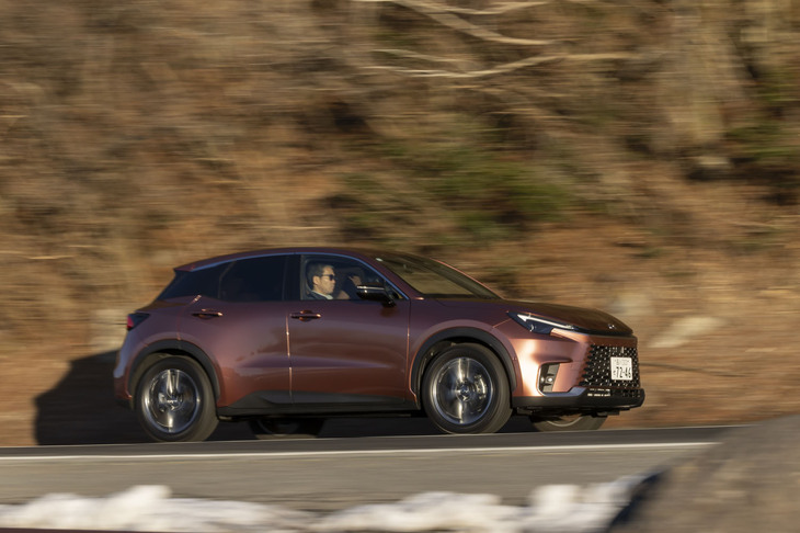 【レクサスLBX“リラックス”のスペック】
	ボディーサイズ：全長×全幅×全高＝4190×1825×1545mm／ホイールベース：2580mm／車重：1400kg／駆動方式：4WD／エンジン：1.5リッター直3 DOHC 12バルブ／フロントモーター：交流同期電動機／リアモーター：交流同期電動機／エンジン最高出力：91PS（67kW）/5500rpm／エンジン最大トルク：120N・m（12.2kgf・m）/3800-4800rpm／フロントモーター最高出力：94PS（69kW）／フロントモーター最大トルク：185N・m（18.9kgf・m）／リアモーター最高出力：6PS（5kW）／リアモーター最大トルク：52N・m（5.3kgf・m）／タイヤ：（前）225/55R18 98H／（後）225/55R18 98H（ヨコハマ・アドバンV61）／燃費：26.2km/リッター（WLTCモード）／価格：486万円
	
	【取材時の燃費データ】
	テスト距離：272.2km（市街地1：高速道路7：山岳路2）／使用燃料：--リッター（レギュラーガソリン）／参考燃費：12.6km/リッター（車載燃費計計測値）