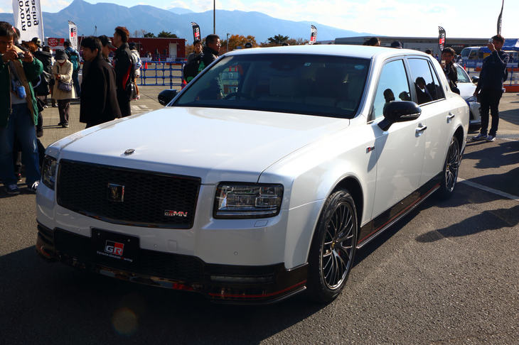 豊田章男社長車となって話題を呼んだ、GRMN仕様の「センチュリー」も来場者から多くの注目を集めていた。詳細は明かされていないが、チョイワル感にあふれており、発売したら意外と売れるかもしれない。オープングセレモニーでは豊田社長の登場にも使われたが、そのときドライバーを務めたのは、なんと小林可夢偉選手であった。